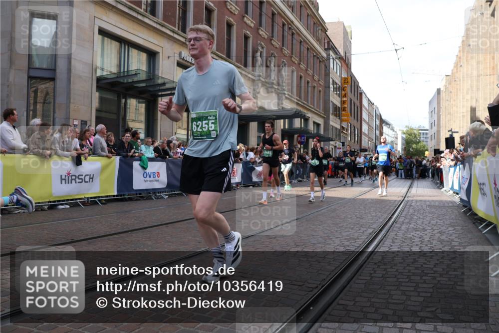 13.09.2026 - 21. swb-Marathon Bremen Strokosch-Dieckow http://msf.ph/oto/10356419 13.09.2026 13:34:08 Ziel 682, 784, 809, 911, 1307, 1395, 1871, 2215, 3029, 3052, 3058, 3068, 3214, 3318, 3388, 3409, 3636, 3890, 4112, 4537, 4616, 5147, 5265, 5488, 5566, 5760, 5852, 6255, 7168, 7696, 7746, 7833, 7962, 8381, 8453, 8870, 9094, 9100, 9402, 9453, 9751, 9802, 9905, 13112, 1364, 1656, 2355, 2464, 2727, 3162, 3389, 3522, 3632, 3790, 3984, 4613, 4658, 4874, 5156, 5265, 5341, 5489, 5513, 5563, 5587, 5768, 6090, 6151, 6508, 6509, 6623, 7047, 7303, 7354, 7431, 8025 meine-sportfotos.de