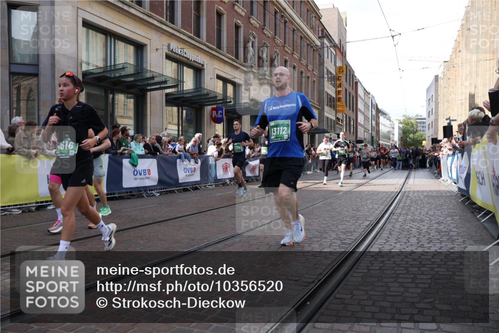 13.09.2026 - 21. swb-Marathon Bremen Strokosch-Dieckow http://msf.ph/oto/10356520 13.09.2026 13:34:10 Ziel 682, 784, 809, 911, 1307, 1395, 1871, 2215, 2831, 3029, 3052, 3058, 3068, 3214, 3318, 3388, 3409, 3636, 3890, 4112, 4537, 4616, 5147, 5378, 5488, 5566, 5694, 5760, 5852, 6255, 7168, 7696, 7746, 7833, 7962, 8381, 8453, 9094, 9100, 9402, 9453, 9751, 9788, 9802, 13112, 1364, 1656, 2355, 2464, 2727, 3162, 3389, 3522, 3632, 3790, 3984, 4613, 5265, 5341, 5489, 5513, 5563, 5587, 5768, 6090, 6151, 6509, 6623, 7047, 7303, 7354, 7431, 8025 meine-sportfotos.de