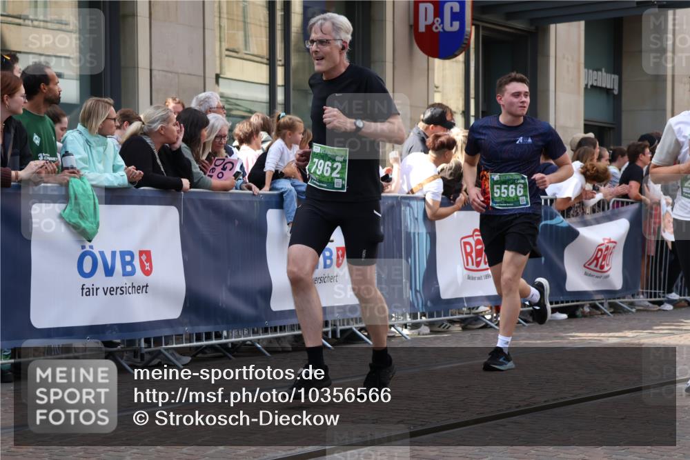 13.09.2026 - 21. swb-Marathon Bremen Strokosch-Dieckow http://msf.ph/oto/10356566 13.09.2026 13:34:11 Ziel 682, 784, 809, 911, 1307, 1395, 1871, 2215, 2831, 3029, 3052, 3058, 3068, 3214, 3318, 3388, 3409, 3636, 3890, 4112, 4537, 4616, 5147, 5378, 5488, 5566, 5694, 5760, 5852, 6255, 7168, 7696, 7746, 7833, 7962, 8182, 8381, 8453, 8552, 9094, 9100, 9402, 9453, 9751, 9788, 9802, 13112, 1364, 1656, 2355, 2464, 2727, 3162, 3389, 3522, 3632, 3790, 3984, 4613, 5265, 5341, 5489, 5513, 5563, 5587, 5768, 6090, 6151, 6509, 6623, 7047, 7303, 7354, 7431, 8025 meine-sportfotos.de