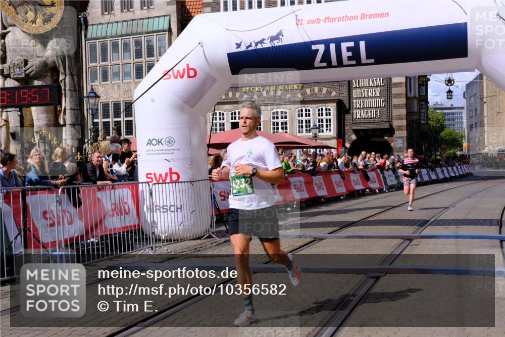 13.09.2026 - 21. swb-Marathon Bremen Tim E. http://msf.ph/oto/10356582 13.09.2026 12:50:46 Ziel 520, 4232, 8075 meine-sportfotos.de