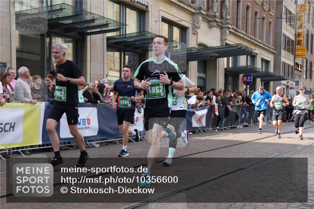 13.09.2026 - 21. swb-Marathon Bremen Strokosch-Dieckow http://msf.ph/oto/10356600 13.09.2026 13:34:12 Ziel 682, 784, 809, 911, 1307, 1395, 1871, 2215, 2831, 3029, 3052, 3058, 3068, 3214, 3318, 3388, 3409, 3636, 3765, 3890, 4112, 4537, 4616, 5147, 5378, 5488, 5566, 5694, 5760, 5852, 6255, 7168, 7696, 7746, 7833, 7962, 8182, 8381, 8453, 8552, 9094, 9402, 9453, 9751, 9788, 9802, 13112, 1364, 1656, 2355, 2464, 2727, 3162, 3389, 3522, 3632, 3790, 3984, 4613, 5265, 5341, 5489, 5563, 5587, 5768, 6090, 6151, 6509, 6623, 7047, 7303, 7354, 7431, 8025 meine-sportfotos.de