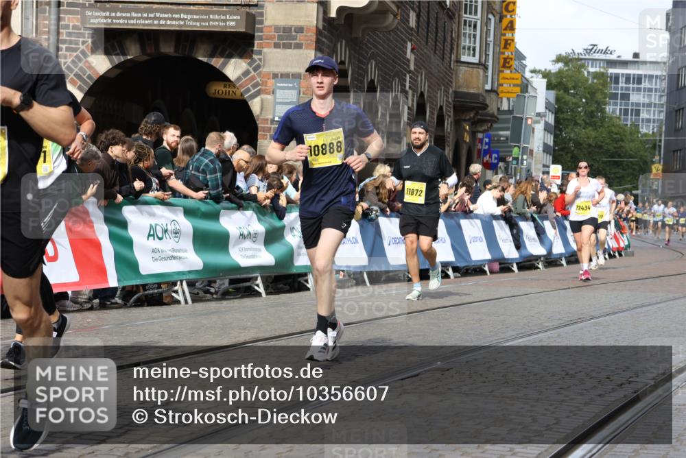 13.09.2026 - 21. swb-Marathon Bremen Strokosch-Dieckow http://msf.ph/oto/10356607 13.09.2026 10:56:53 Ziel 10240, 10356, 10372, 10540, 10675, 10721, 10824, 10844, 10936, 11064, 11069, 11256, 11317, 11349, 11407, 11474, 11601, 11795, 11844, 11855, 11871, 11911, 11996, 12543, 10157, 10408, 10772, 11000, 11079, 11328, 11946, 12032 meine-sportfotos.de