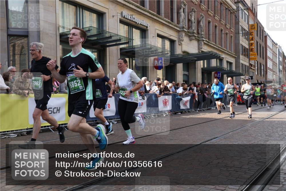 13.09.2026 - 21. swb-Marathon Bremen Strokosch-Dieckow http://msf.ph/oto/10356616 13.09.2026 13:34:12 Ziel 682, 784, 809, 911, 1307, 1395, 1871, 2215, 2831, 3029, 3052, 3058, 3068, 3214, 3318, 3388, 3409, 3636, 3765, 3890, 4112, 4537, 4616, 5147, 5378, 5488, 5566, 5694, 5760, 5852, 6255, 7168, 7696, 7746, 7833, 7962, 8182, 8381, 8453, 8552, 9094, 9402, 9453, 9751, 9788, 9802, 13112, 1364, 1656, 2355, 2464, 2727, 3162, 3389, 3522, 3632, 3790, 3984, 4613, 5265, 5341, 5489, 5563, 5587, 5768, 6090, 6151, 6509, 6623, 7047, 7303, 7354, 7431, 8025 meine-sportfotos.de