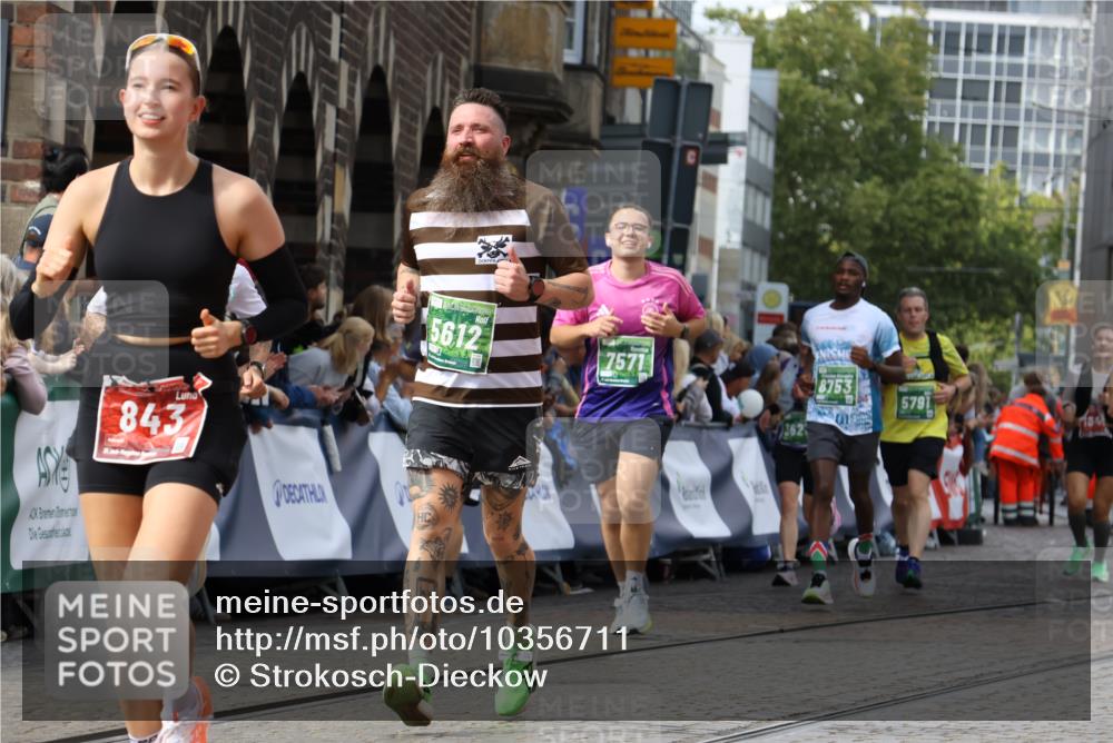 13.09.2026 - 21. swb-Marathon Bremen Strokosch-Dieckow http://msf.ph/oto/10356711 13.09.2026 13:37:15 Ziel 551, 813, 843, 950, 1285, 1641, 1849, 1936, 2241, 2275, 2930, 3122, 3541, 3635, 3787, 3874, 3909, 3998, 4261, 4335, 4410, 4448, 5236, 5355, 5447, 5823, 6050, 6056, 6269, 6408, 6431, 6966, 7046, 7398, 7445, 7640, 7937, 8034, 8498, 8685, 8839, 9310, 9331, 9415, 9589, 9658, 9807, 9840, 270, 391, 448, 869, 1180, 3323, 3627, 3823, 4628, 5388, 5612, 5738, 5791, 6904, 7074, 7571, 8439, 8553, 8748, 8753, 10106 meine-sportfotos.de