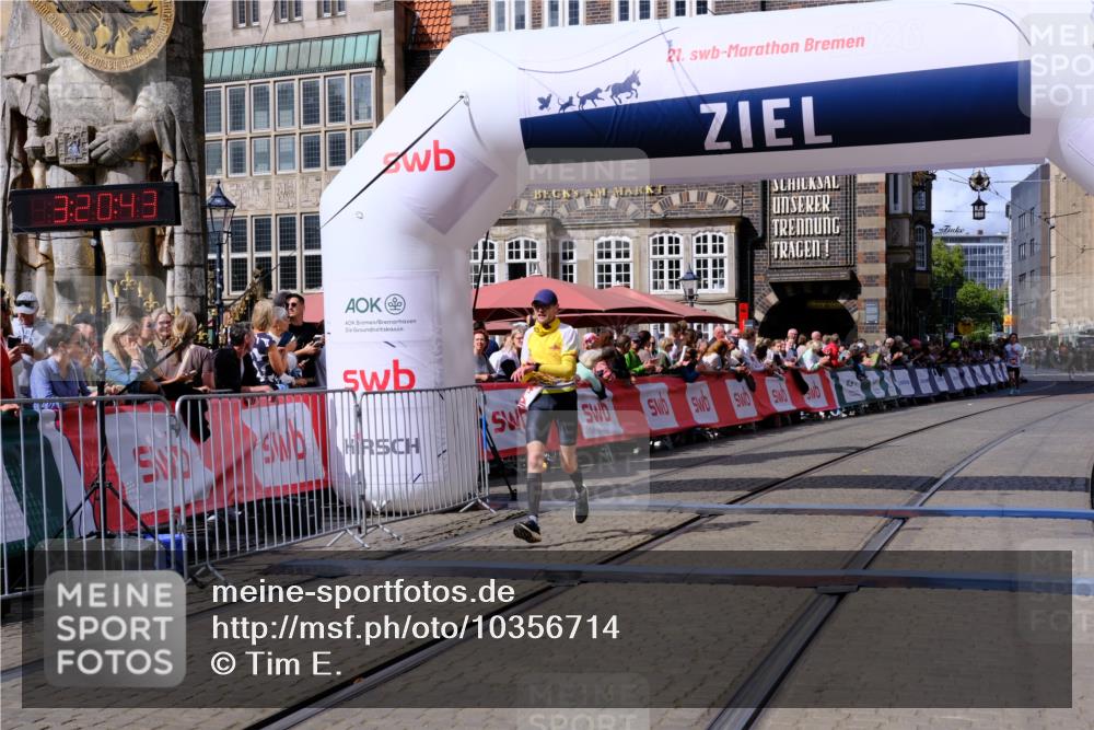 13.09.2026 - 21. swb-Marathon Bremen Tim E. http://msf.ph/oto/10356714 13.09.2026 12:51:32 Ziel 858, 1453, 3617, 13033 meine-sportfotos.de