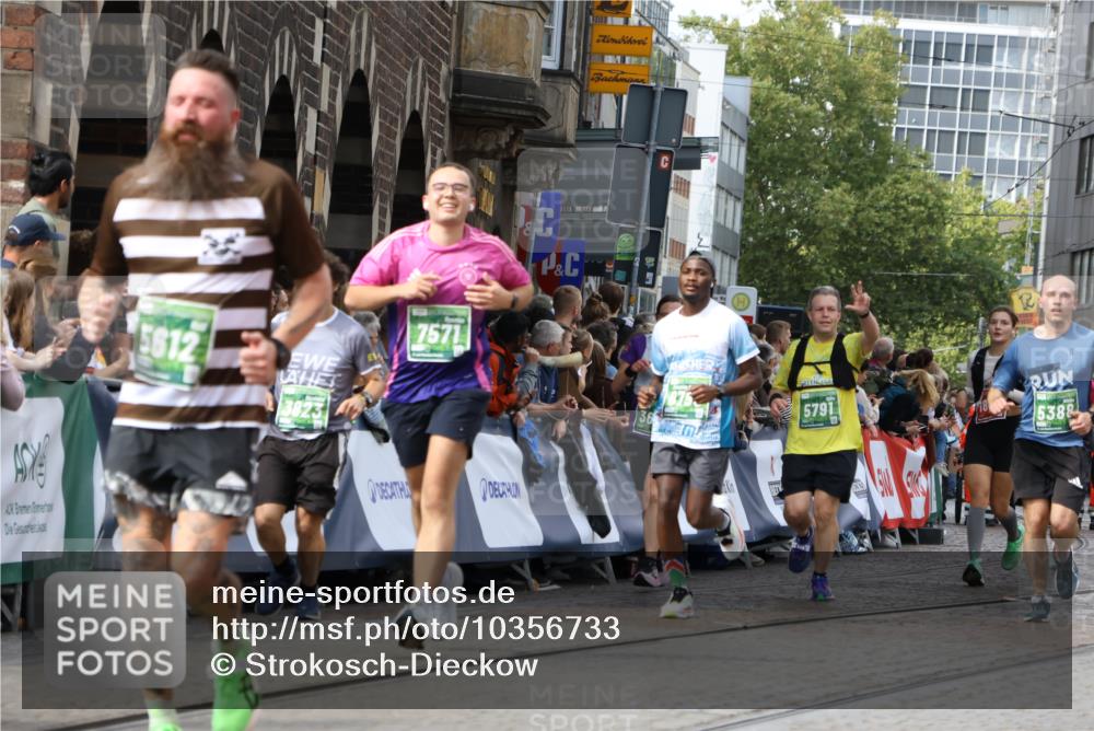 13.09.2026 - 21. swb-Marathon Bremen Strokosch-Dieckow http://msf.ph/oto/10356733 13.09.2026 13:37:15 Ziel 551, 813, 843, 950, 1285, 1641, 1849, 1936, 2241, 2275, 2930, 3122, 3541, 3635, 3787, 3874, 3909, 3998, 4261, 4335, 4410, 4448, 5236, 5355, 5447, 5823, 6050, 6056, 6269, 6408, 6431, 6966, 7046, 7398, 7445, 7640, 7937, 8034, 8498, 8685, 8839, 9310, 9331, 9415, 9589, 9658, 9807, 9840, 270, 391, 448, 869, 1180, 3323, 3627, 3823, 4628, 5388, 5612, 5738, 5791, 6904, 7074, 7571, 8439, 8553, 8748, 8753, 10106 meine-sportfotos.de
