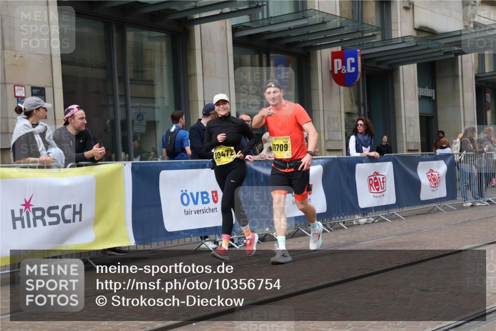 13.09.2026 - 21. swb-Marathon Bremen Strokosch-Dieckow http://msf.ph/oto/10356754 13.09.2026 11:17:20 Ziel 10472, 10756, 10979, 11367, 11709, 11932, 12226, 12292, 12334, 10295, 10335, 10773, 10779, 10999, 11355, 11461, 11495, 11653, 11672, 12101, 12287 meine-sportfotos.de