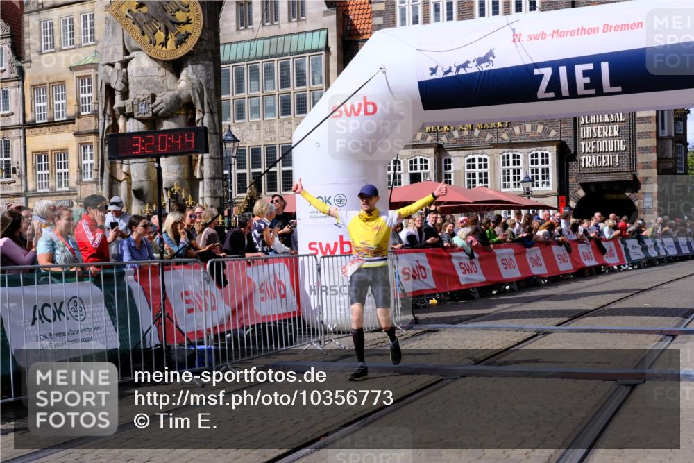 13.09.2026 - 21. swb-Marathon Bremen Tim E. http://msf.ph/oto/10356773 13.09.2026 12:51:33 Ziel 858, 1453, 3617, 13033 meine-sportfotos.de