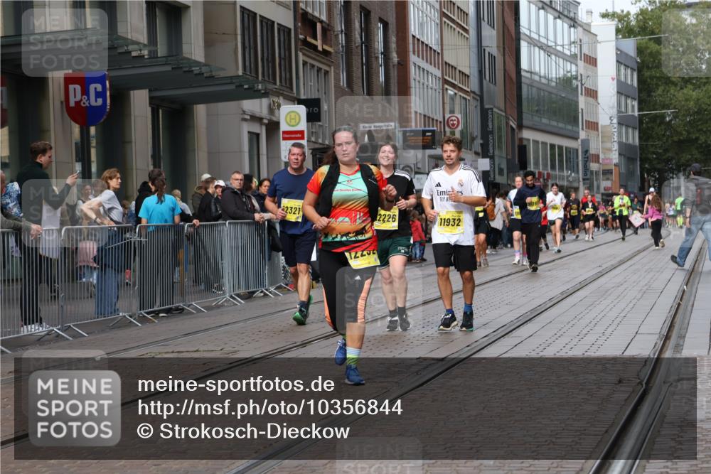 13.09.2026 - 21. swb-Marathon Bremen Strokosch-Dieckow http://msf.ph/oto/10356844 13.09.2026 11:17:28 Ziel 10137, 10756, 11367, 11932, 12023, 12226, 12292, 12321, 12373, 10472, 10773, 10779, 10979, 11495, 11672, 11709, 12101, 12334 meine-sportfotos.de