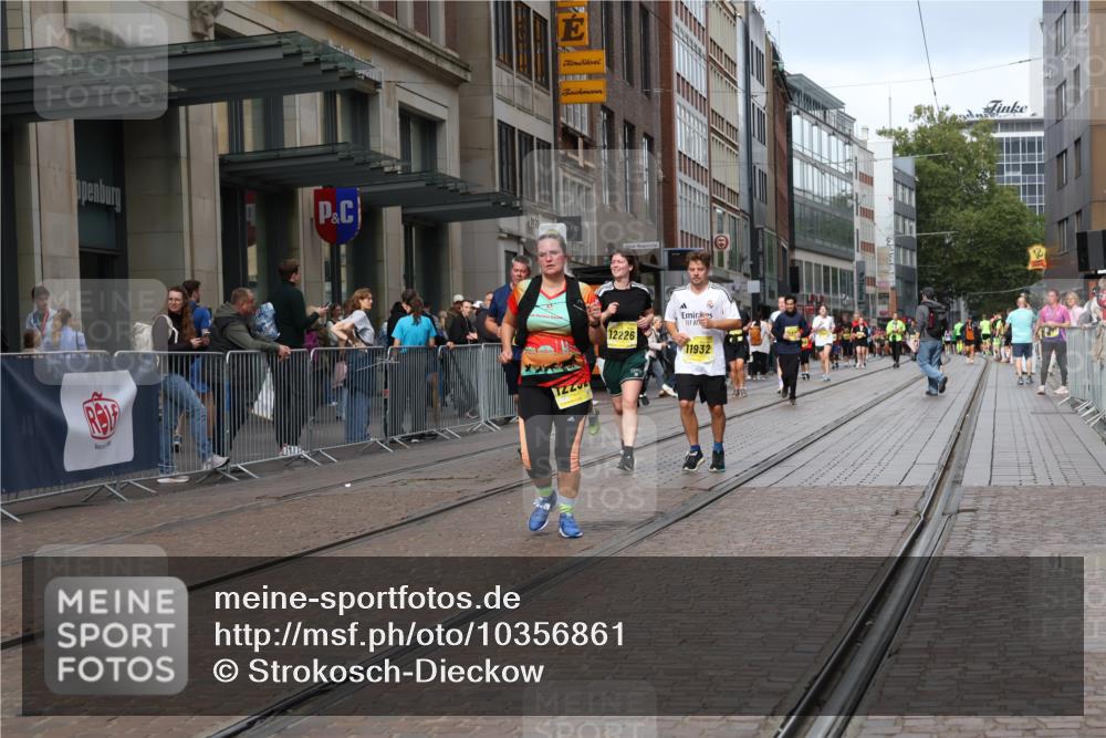 13.09.2026 - 21. swb-Marathon Bremen Strokosch-Dieckow http://msf.ph/oto/10356861 13.09.2026 11:17:28 Ziel 10137, 10756, 11367, 11932, 12023, 12226, 12292, 12321, 12373, 10472, 10773, 10779, 10979, 11495, 11672, 11709, 12101, 12334 meine-sportfotos.de