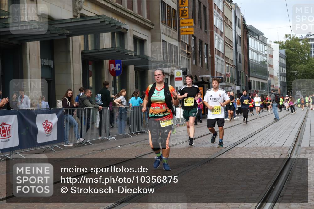 13.09.2026 - 21. swb-Marathon Bremen Strokosch-Dieckow http://msf.ph/oto/10356875 13.09.2026 11:17:29 Ziel 10137, 10756, 11367, 11932, 12023, 12226, 12292, 12321, 12373, 10472, 10773, 10779, 10979, 11495, 11672, 11709, 12101, 12334 meine-sportfotos.de