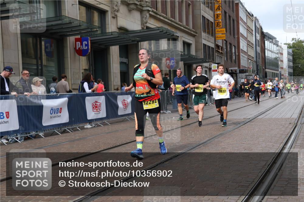 13.09.2026 - 21. swb-Marathon Bremen Strokosch-Dieckow http://msf.ph/oto/10356902 13.09.2026 11:17:31 Ziel 10137, 10756, 11367, 11932, 12023, 12226, 12292, 12321, 12373, 10472, 10773, 10779, 10979, 11495, 11672, 11709, 12101, 12334 meine-sportfotos.de