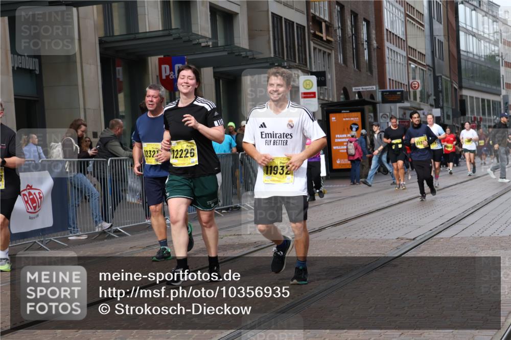 13.09.2026 - 21. swb-Marathon Bremen Strokosch-Dieckow http://msf.ph/oto/10356935 13.09.2026 11:17:31 Ziel 10137, 10756, 11367, 11932, 12023, 12226, 12292, 12321, 12373, 10472, 10773, 10779, 10979, 11495, 11672, 11709, 12101, 12334 meine-sportfotos.de
