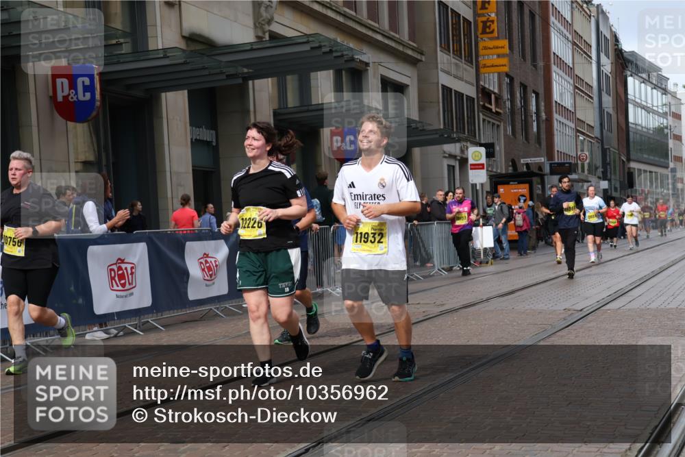 13.09.2026 - 21. swb-Marathon Bremen Strokosch-Dieckow http://msf.ph/oto/10356962 13.09.2026 11:17:32 Ziel 10137, 10713, 10756, 11367, 11932, 12023, 12226, 12292, 12321, 12373, 10472, 10773, 10779, 10979, 11495, 11672, 11709, 12101, 12334 meine-sportfotos.de