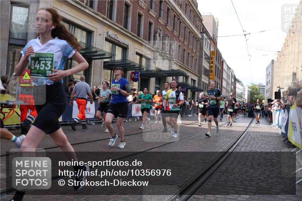 13.09.2026 - 21. swb-Marathon Bremen Strokosch-Dieckow http://msf.ph/oto/10356976 13.09.2026 13:34:22 Ziel 784, 809, 1210, 1395, 1871, 1967, 2215, 2525, 2561, 2831, 3029, 3052, 3058, 3181, 3318, 3353, 3380, 3388, 3409, 3765, 3842, 3890, 4537, 4616, 5378, 5415, 5488, 5566, 5684, 5694, 5760, 6128, 6168, 6244, 6255, 7168, 7443, 7462, 7833, 7962, 8155, 8182, 8381, 8453, 8493, 8552, 8683, 9038, 9751, 9788, 9820, 13180, 682, 911, 1307, 1364, 2355, 2464, 3068, 3162, 3214, 3632, 3636, 3790, 3984, 4112, 5147, 5265, 5341, 5489, 5566, 5768, 5852, 6090, 7303 meine-sportfotos.de