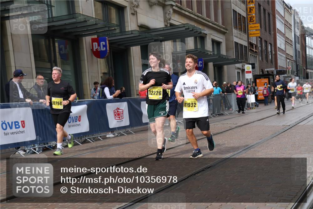 13.09.2026 - 21. swb-Marathon Bremen Strokosch-Dieckow http://msf.ph/oto/10356978 13.09.2026 11:17:33 Ziel 10137, 10713, 10756, 11367, 11482, 11932, 12023, 12226, 12292, 12321, 12373, 10472, 10773, 10779, 10979, 11495, 11672, 11709, 12101, 12334 meine-sportfotos.de