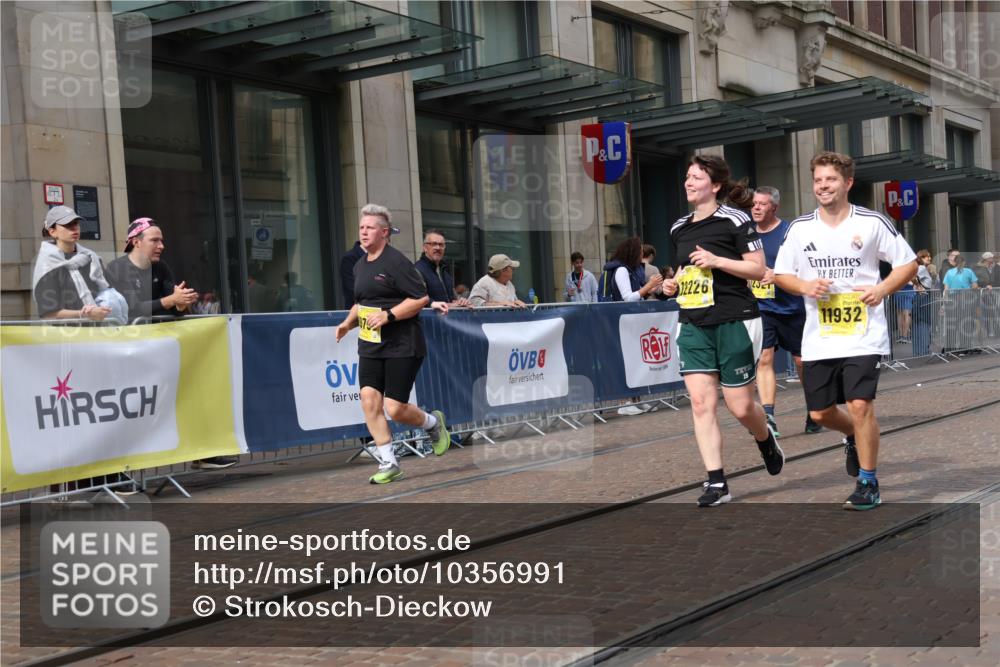 13.09.2026 - 21. swb-Marathon Bremen Strokosch-Dieckow http://msf.ph/oto/10356991 13.09.2026 11:17:33 Ziel 10137, 10713, 10756, 11367, 11482, 11932, 12023, 12226, 12292, 12321, 12373, 10472, 10773, 10779, 10979, 11495, 11672, 11709, 12101, 12334 meine-sportfotos.de