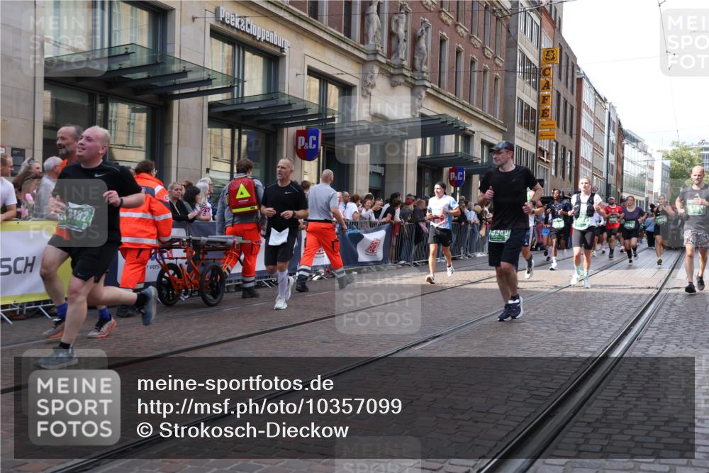 13.09.2026 - 21. swb-Marathon Bremen Strokosch-Dieckow http://msf.ph/oto/10357099 13.09.2026 13:34:24 Ziel 784, 809, 1210, 1395, 1871, 1967, 2525, 2561, 2755, 2831, 3052, 3058, 3181, 3318, 3353, 3380, 3388, 3409, 3765, 3842, 4537, 5378, 5415, 5488, 5684, 5694, 5760, 6085, 6128, 6168, 6244, 7168, 7443, 7462, 7833, 7962, 8155, 8182, 8381, 8453, 8493, 8552, 8683, 9038, 9751, 9788, 9820, 13180, 682, 911, 1307, 1364, 2215, 2355, 2464, 3029, 3068, 3162, 3214, 3632, 3636, 3890, 3984, 4112, 4616, 5147, 5265, 5489, 5566, 5768, 5852, 6090 meine-sportfotos.de