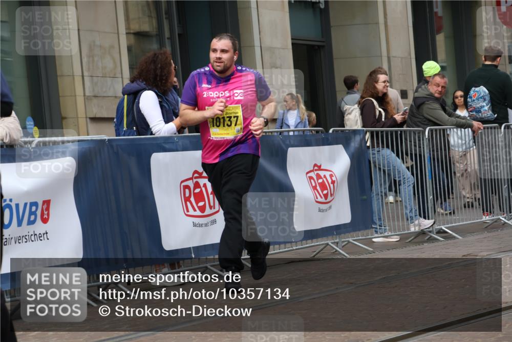 13.09.2026 - 21. swb-Marathon Bremen Strokosch-Dieckow http://msf.ph/oto/10357134 13.09.2026 11:17:39 Ziel 10137, 10713, 11367, 11482, 11808, 11829, 11932, 11943, 12023, 12226, 12321, 12373, 10472, 10756, 10773, 10979, 11709, 12292, 12334 meine-sportfotos.de
