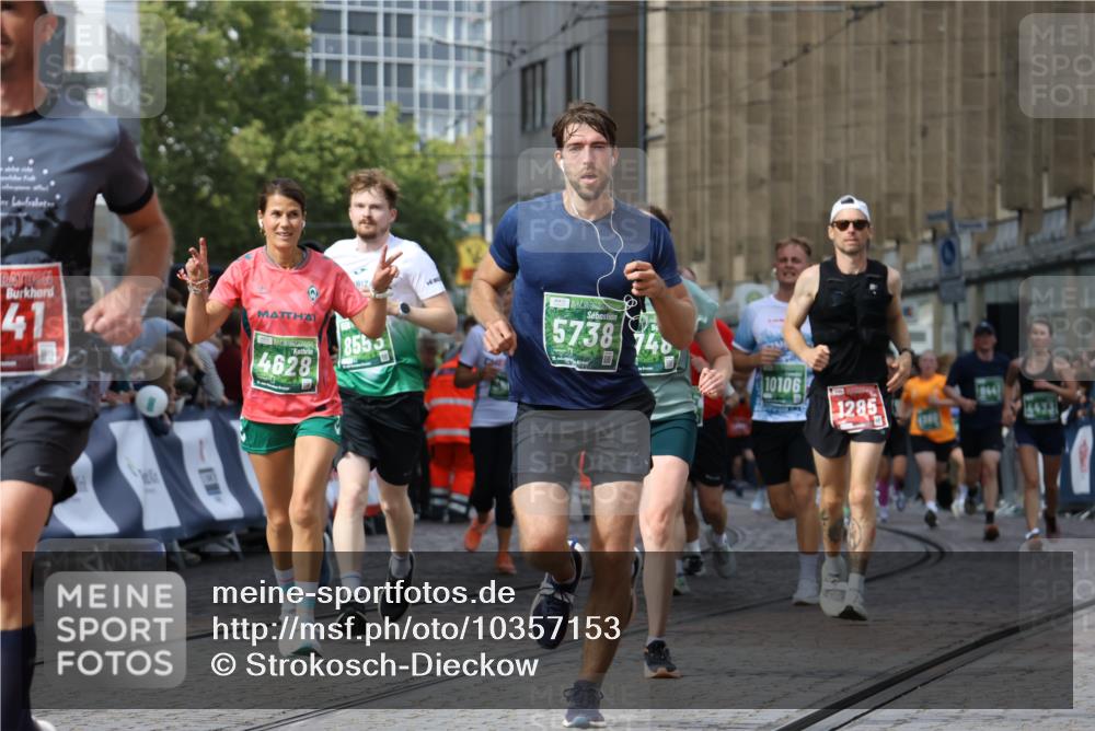 13.09.2026 - 21. swb-Marathon Bremen Strokosch-Dieckow http://msf.ph/oto/10357153 13.09.2026 13:37:21 Ziel 551, 950, 1285, 1641, 1849, 1854, 1991, 2241, 2275, 2531, 2930, 3122, 3541, 3732, 3787, 3874, 3894, 3909, 4261, 4410, 4448, 4932, 4947, 5236, 5355, 5547, 5577, 6046, 6056, 6269, 6408, 6431, 6629, 6961, 7006, 7046, 7398, 7445, 7937, 8034, 8443, 8458, 8498, 8839, 9140, 9310, 9317, 9331, 9415, 9589, 9840, 13077, 270, 391, 448, 3323, 3804, 4155, 4300, 4433, 4628, 5738, 6804, 6911, 7074, 8380, 8439, 8553, 8674, 8748, 9441, 10062, 10106 meine-sportfotos.de