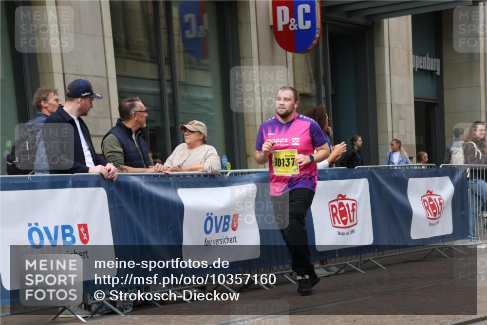 13.09.2026 - 21. swb-Marathon Bremen Strokosch-Dieckow http://msf.ph/oto/10357160 13.09.2026 11:17:39 Ziel 10137, 10713, 11367, 11482, 11808, 11829, 11932, 11943, 12023, 12226, 12321, 12373, 10472, 10756, 10773, 10979, 11709, 12292, 12334 meine-sportfotos.de