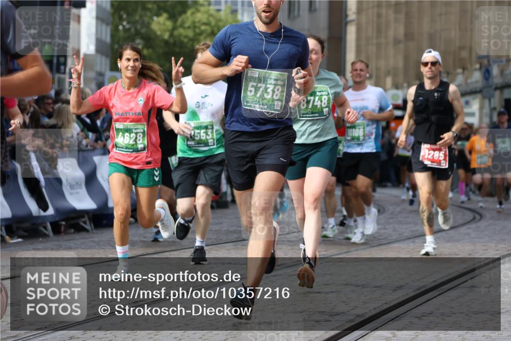 13.09.2026 - 21. swb-Marathon Bremen Strokosch-Dieckow http://msf.ph/oto/10357216 13.09.2026 13:37:22 Ziel 950, 1285, 1641, 1849, 1854, 1991, 2241, 2275, 2531, 2930, 3122, 3732, 3787, 3894, 3909, 4261, 4410, 4448, 4932, 4947, 5236, 5355, 5547, 5577, 6046, 6056, 6269, 6408, 6431, 6629, 6961, 7006, 7046, 7398, 7445, 7937, 8034, 8268, 8443, 8458, 8839, 9140, 9310, 9317, 9331, 9415, 9589, 9840, 13077, 270, 391, 448, 3323, 3804, 4155, 4300, 4433, 4628, 5738, 6804, 6911, 7003, 7074, 8380, 8439, 8553, 8674, 8748, 9441, 10062, 10106 meine-sportfotos.de