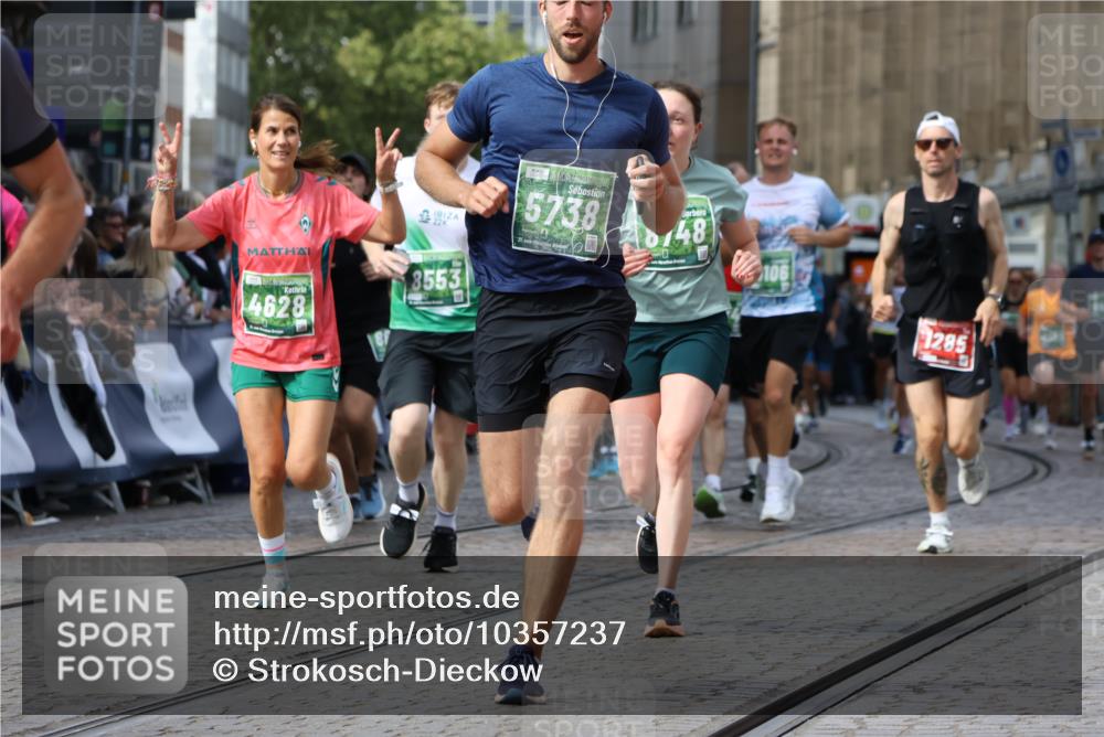 13.09.2026 - 21. swb-Marathon Bremen Strokosch-Dieckow http://msf.ph/oto/10357237 13.09.2026 13:37:22 Ziel 950, 1285, 1641, 1849, 1854, 1991, 2241, 2275, 2531, 2930, 3122, 3732, 3787, 3894, 3909, 4261, 4410, 4448, 4932, 4947, 5236, 5355, 5547, 5577, 6046, 6056, 6269, 6408, 6431, 6629, 6961, 7006, 7046, 7398, 7445, 7937, 8034, 8268, 8443, 8458, 8839, 9140, 9310, 9317, 9331, 9415, 9589, 9840, 13077, 270, 391, 448, 3323, 3804, 4155, 4300, 4433, 4628, 5738, 6804, 6911, 7003, 7074, 8380, 8439, 8553, 8674, 8748, 9441, 10062, 10106 meine-sportfotos.de