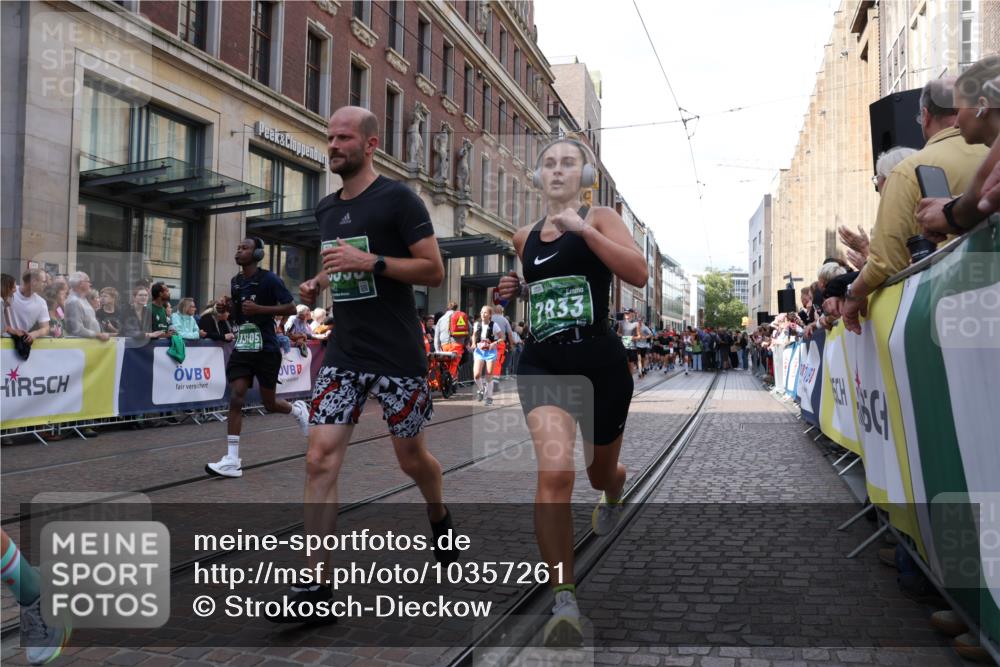 13.09.2026 - 21. swb-Marathon Bremen Strokosch-Dieckow http://msf.ph/oto/10357261 13.09.2026 13:34:28 Ziel 489, 1210, 1395, 1871, 1967, 2413, 2525, 2561, 2755, 2831, 3052, 3058, 3181, 3217, 3353, 3380, 3388, 3765, 3768, 3842, 4537, 5378, 5415, 5488, 5684, 5694, 5760, 6085, 6128, 6168, 6244, 6627, 6655, 6756, 7443, 7462, 7833, 8155, 8182, 8453, 8493, 8515, 8552, 8623, 8683, 9038, 9751, 9788, 9820, 13180, 682, 784, 809, 911, 1307, 1364, 2215, 2355, 2464, 3029, 3068, 3162, 3214, 3318, 3409, 3632, 3636, 3890, 4112, 4616, 5147, 5265, 5489, 5566, 5768, 5852 meine-sportfotos.de
