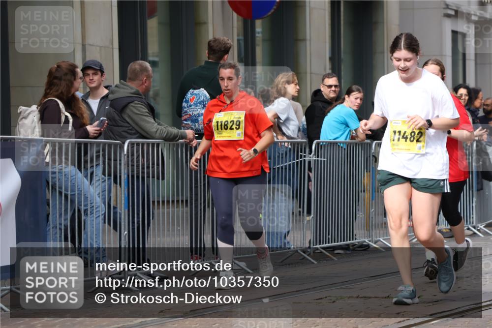 13.09.2026 - 21. swb-Marathon Bremen Strokosch-Dieckow http://msf.ph/oto/10357350 13.09.2026 11:17:45 Ziel 10137, 10191, 10192, 10459, 10513, 10713, 11482, 11808, 11829, 11943, 12023, 12177, 12178, 12321, 12373, 10472, 10756, 10979, 11367, 11709, 11932, 12226, 12292, 12334 meine-sportfotos.de