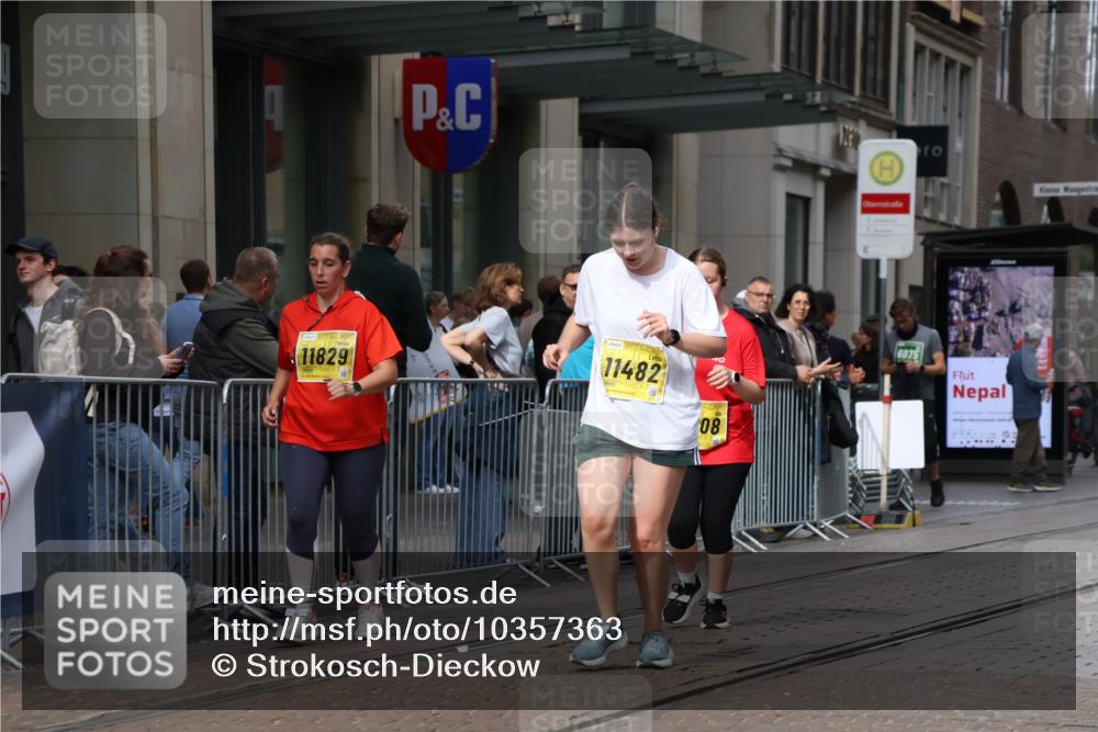 13.09.2026 - 21. swb-Marathon Bremen Strokosch-Dieckow http://msf.ph/oto/10357363 13.09.2026 11:17:45 Ziel 10137, 10191, 10192, 10459, 10513, 10713, 11482, 11808, 11829, 11943, 12023, 12177, 12178, 12321, 12373, 10472, 10756, 10979, 11367, 11709, 11932, 12226, 12292, 12334 meine-sportfotos.de