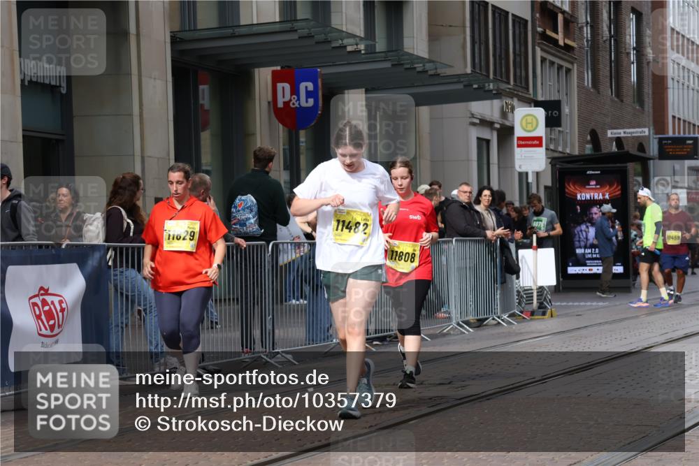 13.09.2026 - 21. swb-Marathon Bremen Strokosch-Dieckow http://msf.ph/oto/10357379 13.09.2026 11:17:46 Ziel 10137, 10191, 10192, 10459, 10513, 10713, 11482, 11808, 11829, 11943, 12023, 12177, 12178, 12321, 12373, 10472, 10756, 10979, 11367, 11709, 11932, 12226, 12292, 12334 meine-sportfotos.de