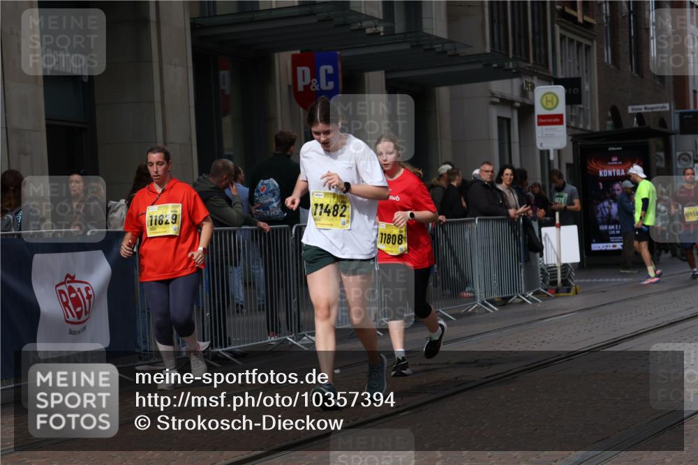 13.09.2026 - 21. swb-Marathon Bremen Strokosch-Dieckow http://msf.ph/oto/10357394 13.09.2026 11:17:46 Ziel 10137, 10191, 10192, 10459, 10513, 10713, 11482, 11808, 11829, 11943, 12023, 12177, 12178, 12321, 12373, 10472, 10756, 10979, 11367, 11709, 11932, 12226, 12292, 12334 meine-sportfotos.de