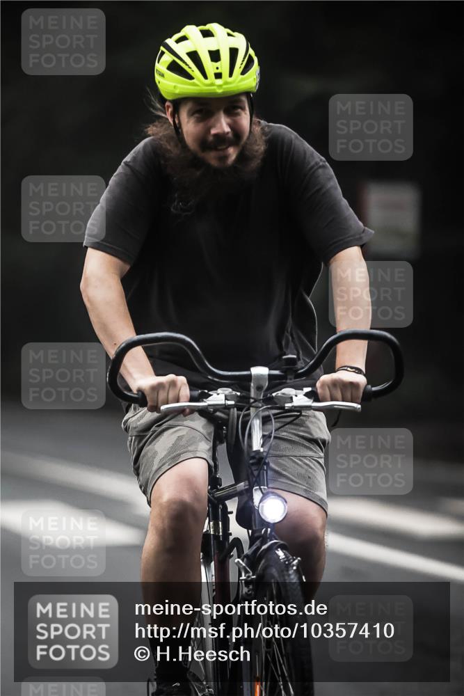 13.09.2026 - Stadtparktriathlon H.Heesch http://msf.ph/oto/10357410 13.09.2026 09:51:59 Radfahren 220, 300, 311, 336 meine-sportfotos.de