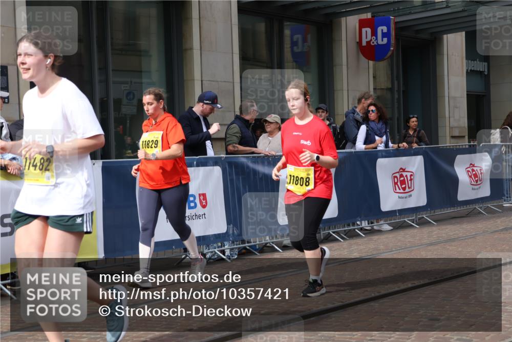 13.09.2026 - 21. swb-Marathon Bremen Strokosch-Dieckow http://msf.ph/oto/10357421 13.09.2026 11:17:50 Ziel 10191, 10192, 10459, 10513, 10713, 11482, 11808, 11829, 11943, 12177, 12178, 10137, 10756, 11367, 11709, 11932, 12023, 12226, 12292, 12321, 12334, 12373 meine-sportfotos.de