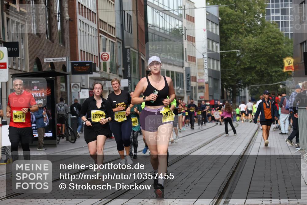 13.09.2026 - 21. swb-Marathon Bremen Strokosch-Dieckow http://msf.ph/oto/10357455 13.09.2026 11:17:52 Ziel 10191, 10192, 10459, 10513, 10651, 10713, 11482, 11808, 11829, 11943, 12177, 12178, 10137, 10756, 11367, 11932, 12023, 12226, 12292, 12321, 12334, 12373 meine-sportfotos.de