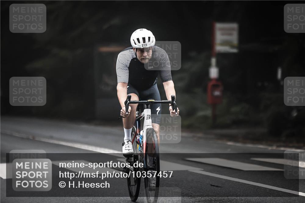 13.09.2026 - Stadtparktriathlon H.Heesch http://msf.ph/oto/10357457 13.09.2026 09:52:20 Radfahren 219, 304, 324 meine-sportfotos.de