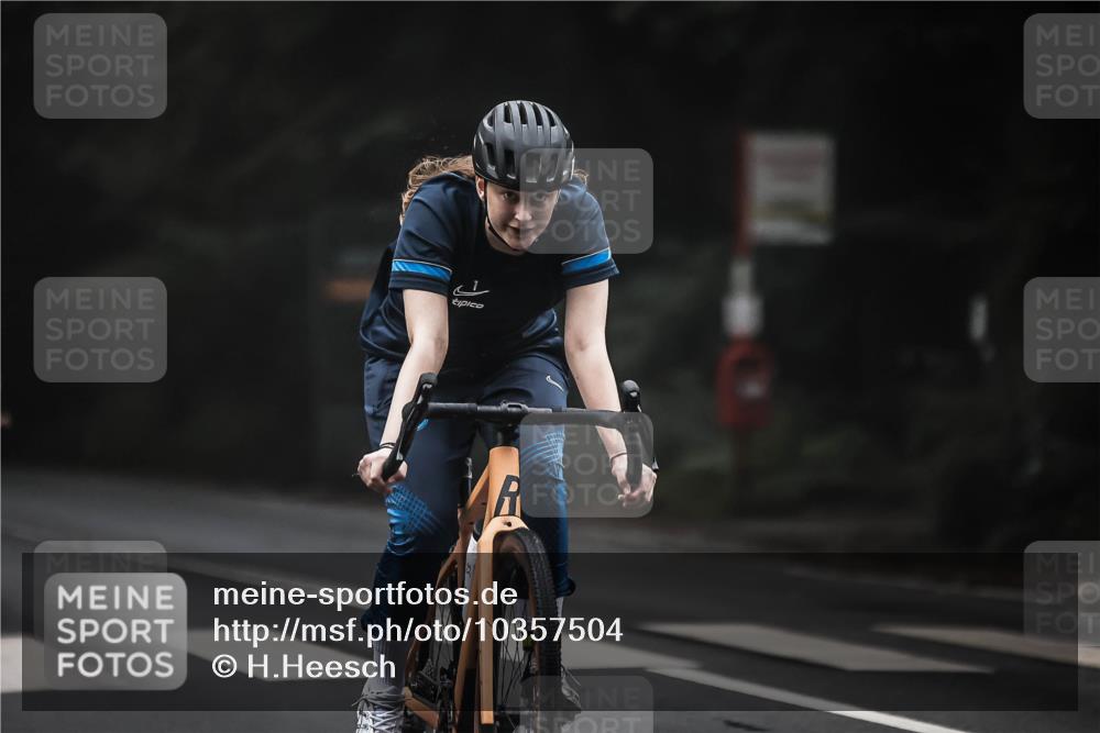 13.09.2026 - Stadtparktriathlon H.Heesch http://msf.ph/oto/10357504 13.09.2026 09:52:22 Radfahren 219, 304, 324 meine-sportfotos.de