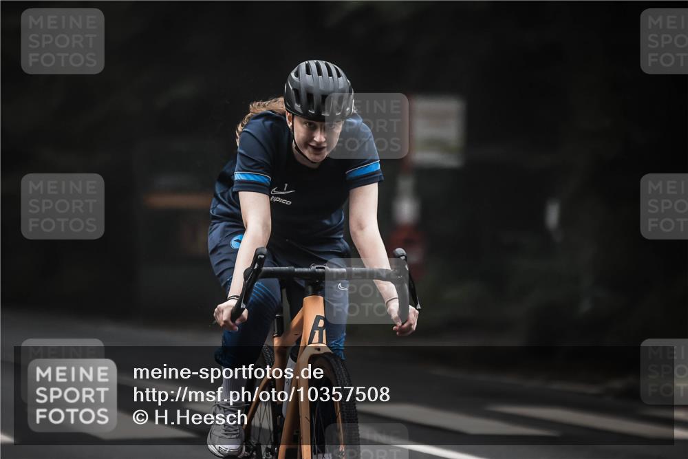 13.09.2026 - Stadtparktriathlon H.Heesch http://msf.ph/oto/10357508 13.09.2026 09:52:22 Radfahren 219, 304, 324 meine-sportfotos.de