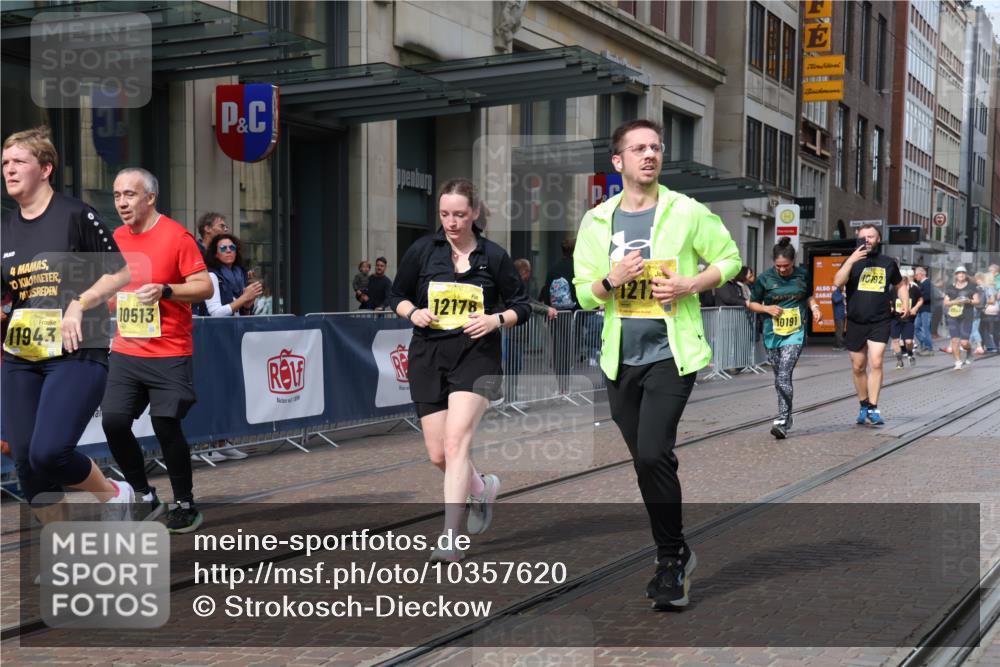 13.09.2026 - 21. swb-Marathon Bremen Strokosch-Dieckow http://msf.ph/oto/10357620 13.09.2026 11:18:00 Ziel 10176, 10191, 10192, 10459, 10513, 10535, 10651, 10895, 11808, 11829, 11943, 12177, 12178, 10137, 10713, 11367, 11482, 11808, 11932, 12023, 12226, 12292, 12321, 12373 meine-sportfotos.de