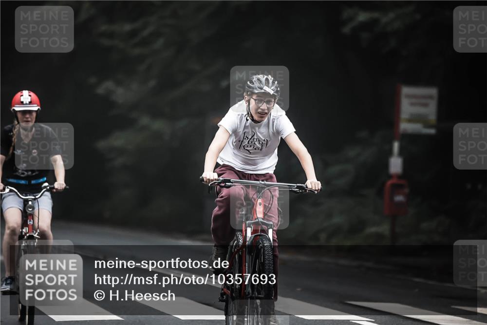 13.09.2026 - Stadtparktriathlon H.Heesch http://msf.ph/oto/10357693 13.09.2026 09:52:47 Radfahren 228, 255, 256, 308, 323, 332 meine-sportfotos.de