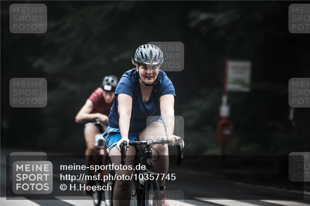 13.09.2026 - Stadtparktriathlon H.Heesch http://msf.ph/oto/10357745 13.09.2026 09:52:50 Radfahren 228, 255, 256, 308, 323 meine-sportfotos.de