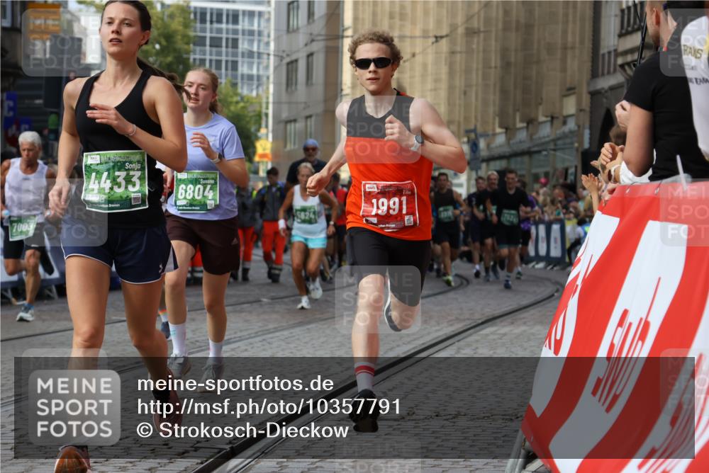 13.09.2026 - 21. swb-Marathon Bremen Strokosch-Dieckow http://msf.ph/oto/10357791 13.09.2026 13:37:34 Ziel 270, 391, 869, 950, 1180, 1854, 1991, 2531, 3333, 3627, 3732, 3823, 3894, 4932, 4947, 5388, 5547, 5577, 5612, 5738, 5791, 6046, 6629, 6904, 6947, 6961, 7006, 7571, 7937, 8268, 8443, 8458, 8753, 9140, 9317, 9701, 13077, 581, 4155, 4159, 5624, 5783, 5784, 6032, 6596, 6795, 7003, 7540, 7635, 7815, 7985, 8010, 8204, 8315, 8316, 9099 meine-sportfotos.de