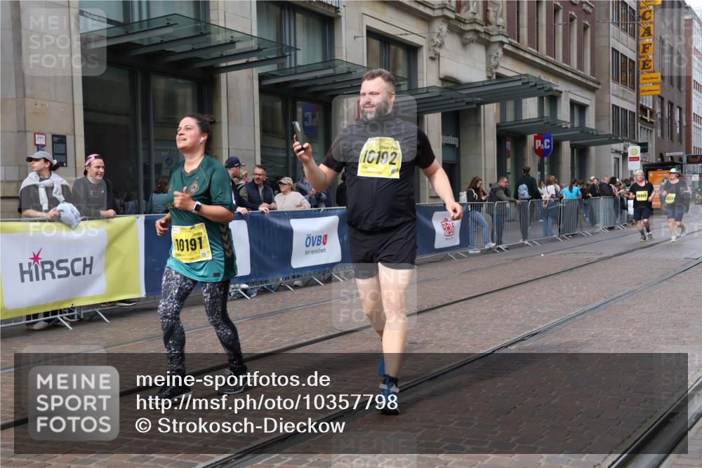 13.09.2026 - 21. swb-Marathon Bremen Strokosch-Dieckow http://msf.ph/oto/10357798 13.09.2026 11:18:04 Ziel 10176, 10191, 10192, 10194, 10459, 10513, 10535, 10600, 10651, 10895, 10899, 12177, 12178, 10137, 10713, 11367, 11482, 11808, 11829, 11932, 11943, 12023, 12226, 12321, 12373 meine-sportfotos.de