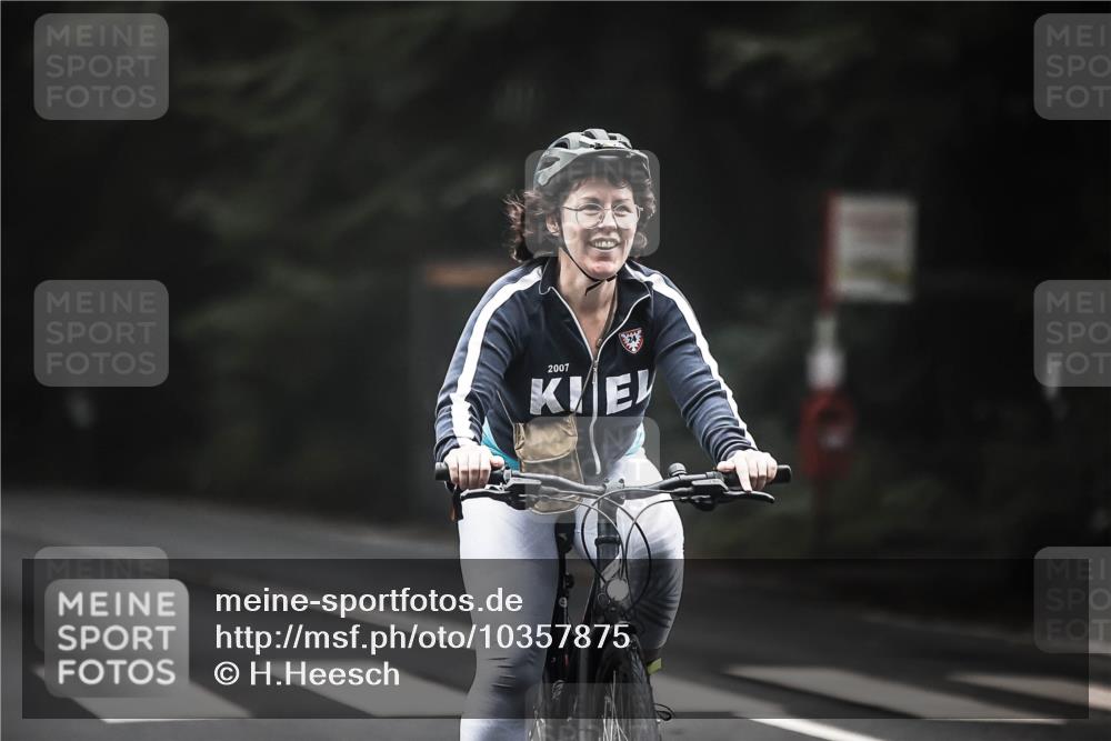 13.09.2026 - Stadtparktriathlon H.Heesch http://msf.ph/oto/10357875 13.09.2026 09:53:13 Radfahren 233, 244, 301, 326 meine-sportfotos.de