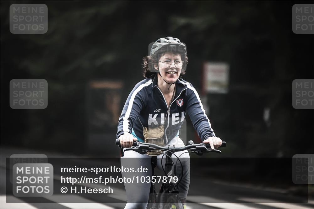 13.09.2026 - Stadtparktriathlon H.Heesch http://msf.ph/oto/10357879 13.09.2026 09:53:13 Radfahren 233, 244, 301, 326 meine-sportfotos.de