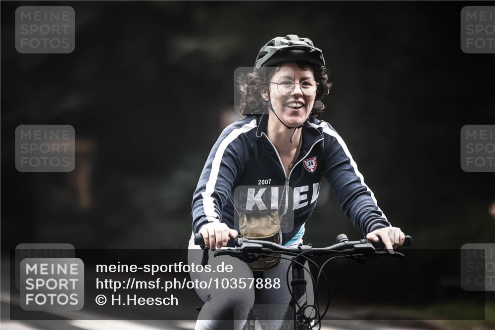 13.09.2026 - Stadtparktriathlon H.Heesch http://msf.ph/oto/10357888 13.09.2026 09:53:14 Radfahren 233, 236, 301, 326 meine-sportfotos.de