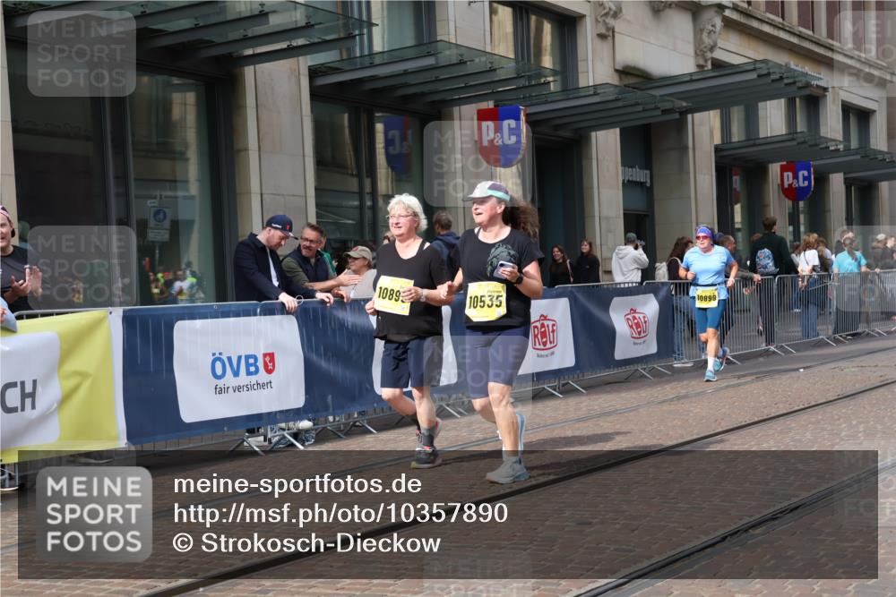 13.09.2026 - 21. swb-Marathon Bremen Strokosch-Dieckow http://msf.ph/oto/10357890 13.09.2026 11:18:11 Ziel 10176, 10194, 10535, 10600, 10651, 10895, 10899, 10997, 12371, 12561, 10137, 10191, 10192, 10459, 10513, 10713, 11482, 11808, 11829, 11943, 12023, 12177, 12178, 12321, 12373 meine-sportfotos.de