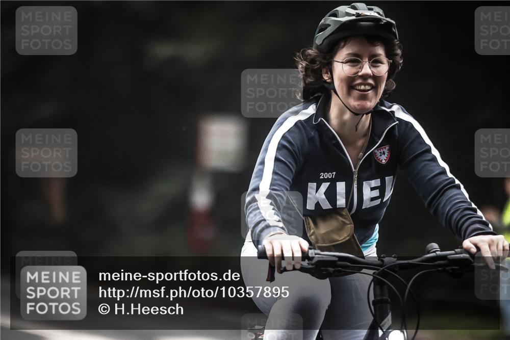 13.09.2026 - Stadtparktriathlon H.Heesch http://msf.ph/oto/10357895 13.09.2026 09:53:14 Radfahren 233, 236, 301, 326 meine-sportfotos.de