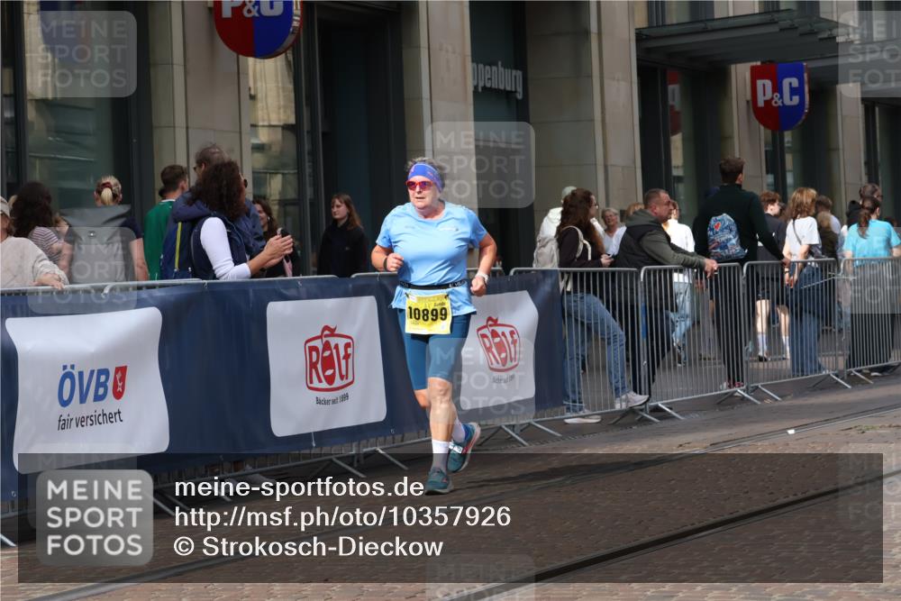 13.09.2026 - 21. swb-Marathon Bremen Strokosch-Dieckow http://msf.ph/oto/10357926 13.09.2026 11:18:13 Ziel 10176, 10194, 10535, 10600, 10651, 10895, 10899, 10997, 12371, 12422, 12561, 10137, 10191, 10192, 10459, 10513, 10713, 11482, 11808, 11829, 11943, 12023, 12177, 12178, 12373 meine-sportfotos.de