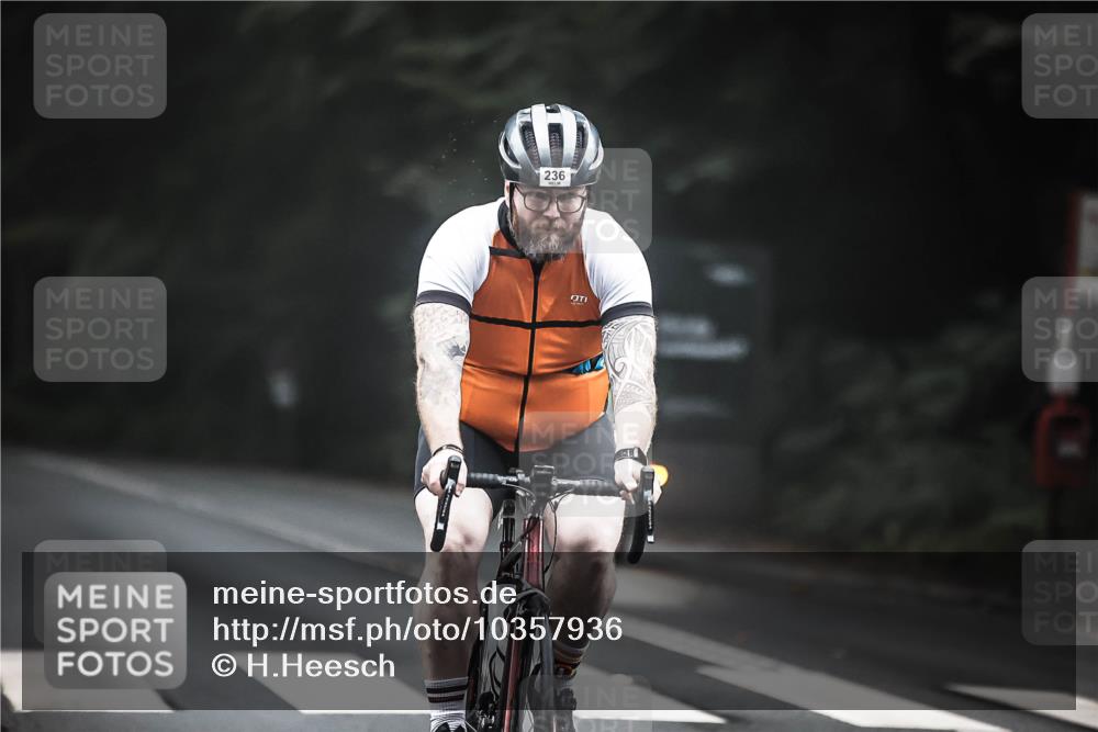 13.09.2026 - Stadtparktriathlon H.Heesch http://msf.ph/oto/10357936 13.09.2026 09:53:21 Radfahren 236, 301 meine-sportfotos.de